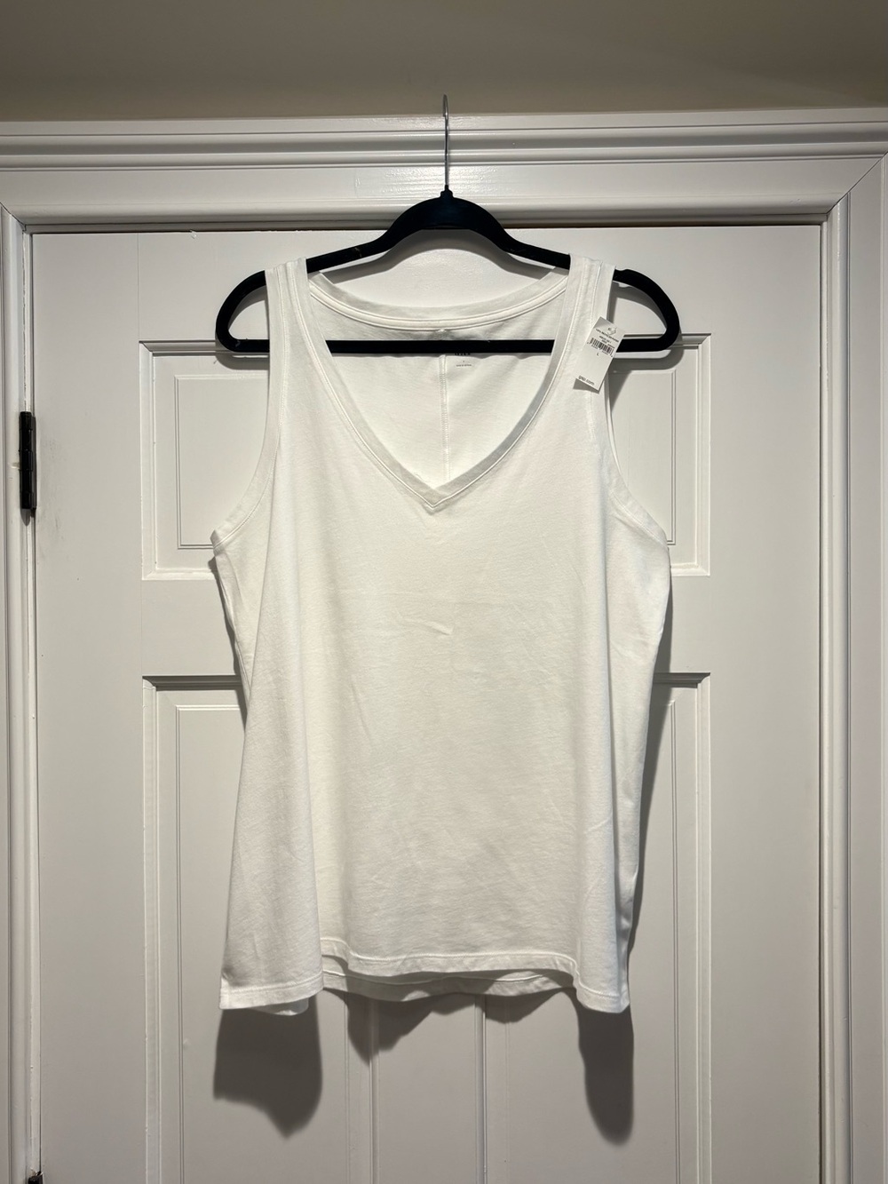 NWT GAP Large Women’s White V-Neck Cotton Tank Top